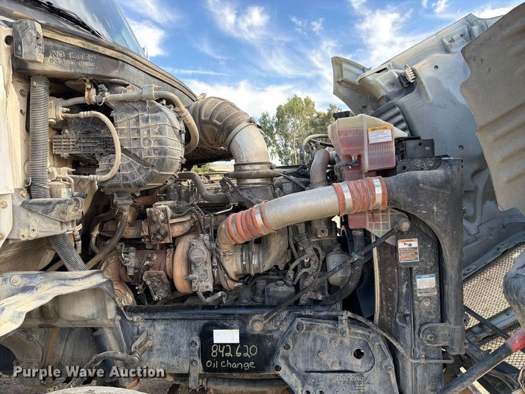 image for item EA0025 2015 Kenworth T680 semi truck