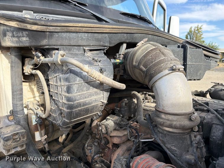 image for item EA0025 2015 Kenworth T680 semi truck