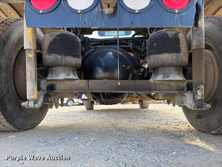 image for item EA0025 2015 Kenworth T680 semi truck