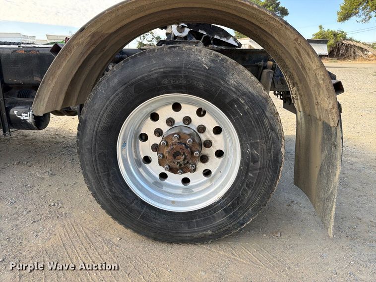 image for item EA0025 2015 Kenworth T680 semi truck