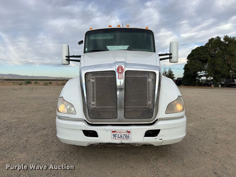 image for item EA0026 2015 Kenworth T680 semi truck