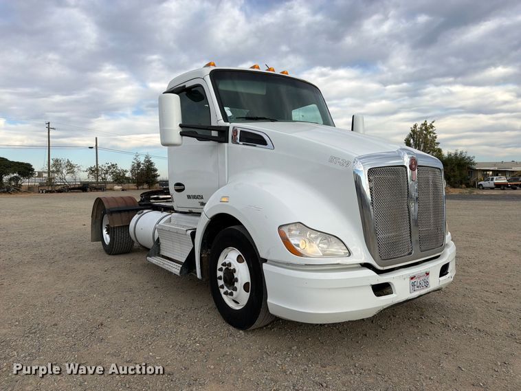 image for item EA0026 2015 Kenworth T680 semi truck