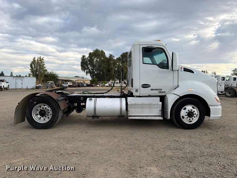 image for item EA0026 2015 Kenworth T680 semi truck