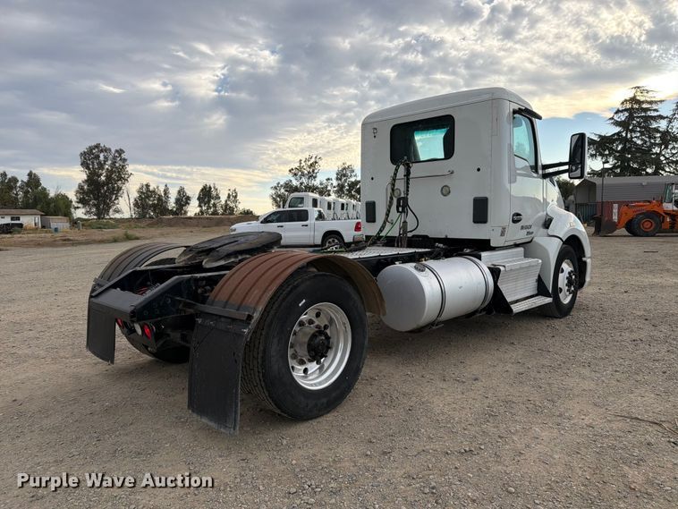 image for item EA0026 2015 Kenworth T680 semi truck
