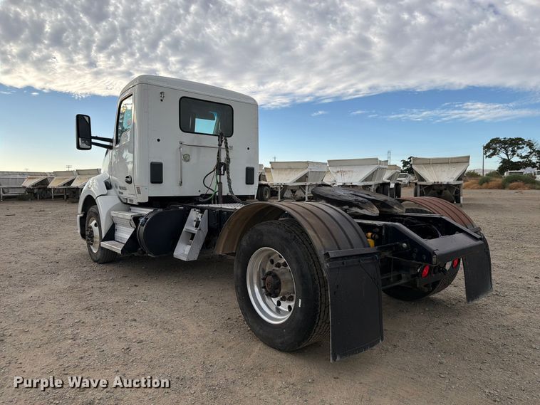 image for item EA0026 2015 Kenworth T680 semi truck