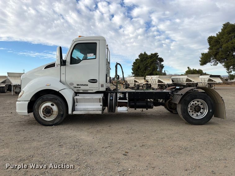 image for item EA0026 2015 Kenworth T680 semi truck