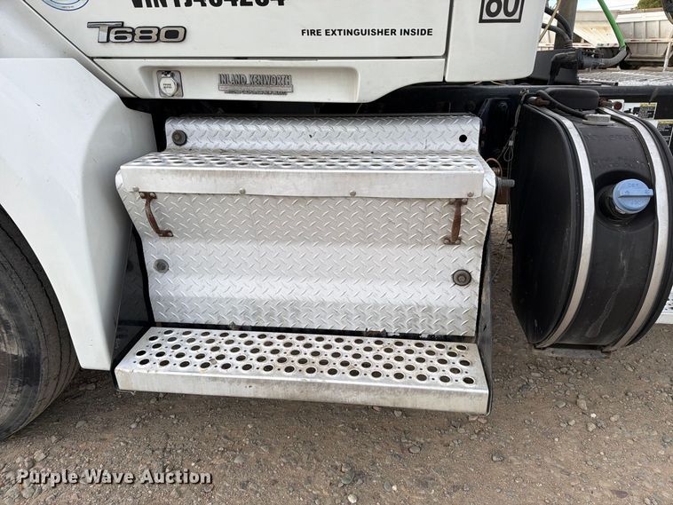 image for item EA0026 2015 Kenworth T680 semi truck