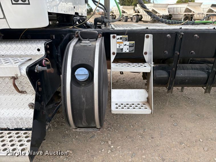 image for item EA0026 2015 Kenworth T680 semi truck