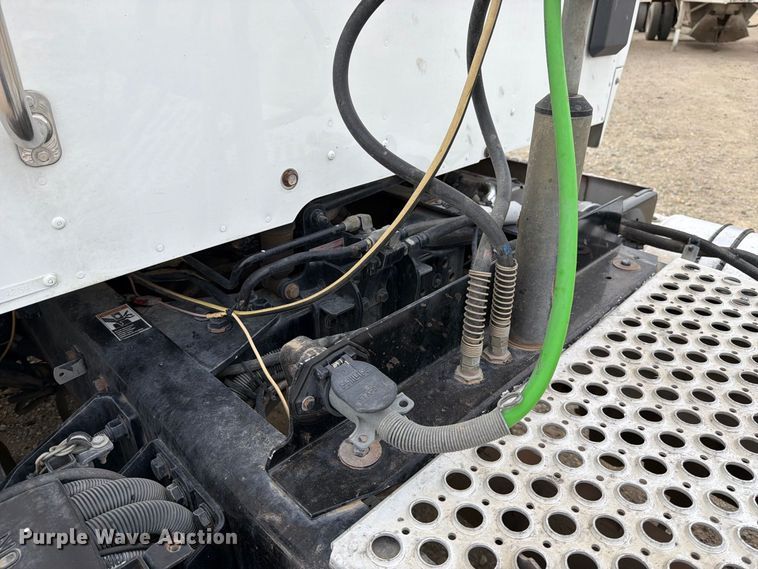 image for item EA0026 2015 Kenworth T680 semi truck
