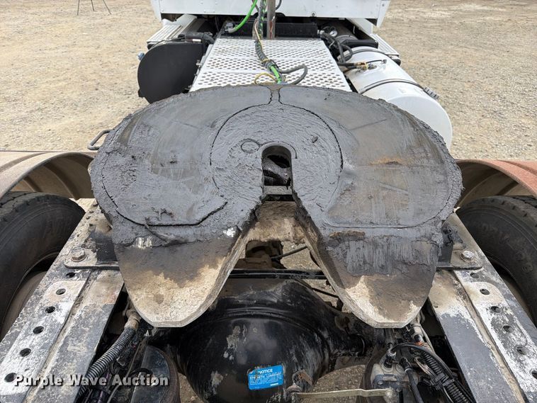 image for item EA0026 2015 Kenworth T680 semi truck