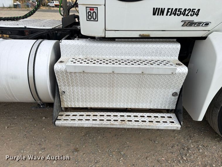 image for item EA0026 2015 Kenworth T680 semi truck