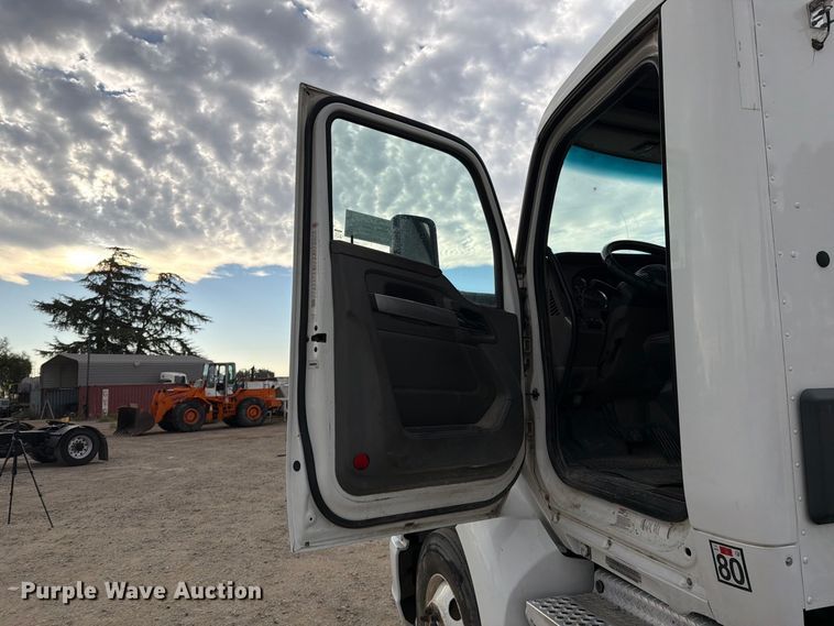 image for item EA0026 2015 Kenworth T680 semi truck