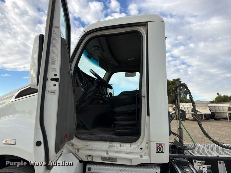 image for item EA0026 2015 Kenworth T680 semi truck