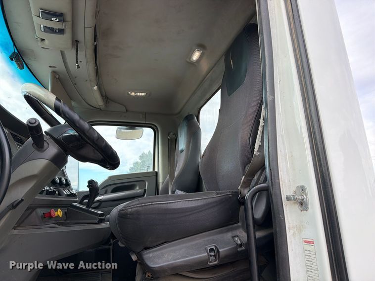 image for item EA0026 2015 Kenworth T680 semi truck