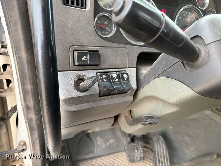image for item EA0026 2015 Kenworth T680 semi truck
