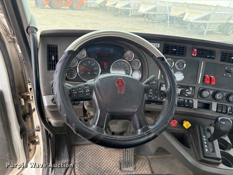 image for item EA0026 2015 Kenworth T680 semi truck