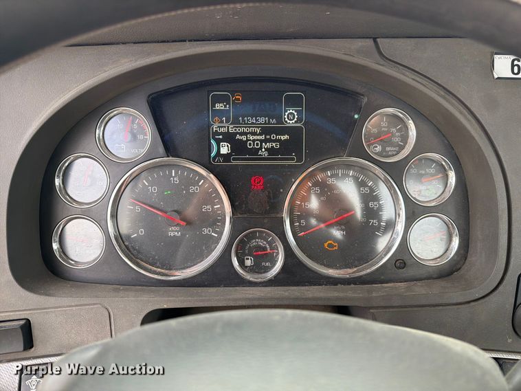 image for item EA0026 2015 Kenworth T680 semi truck