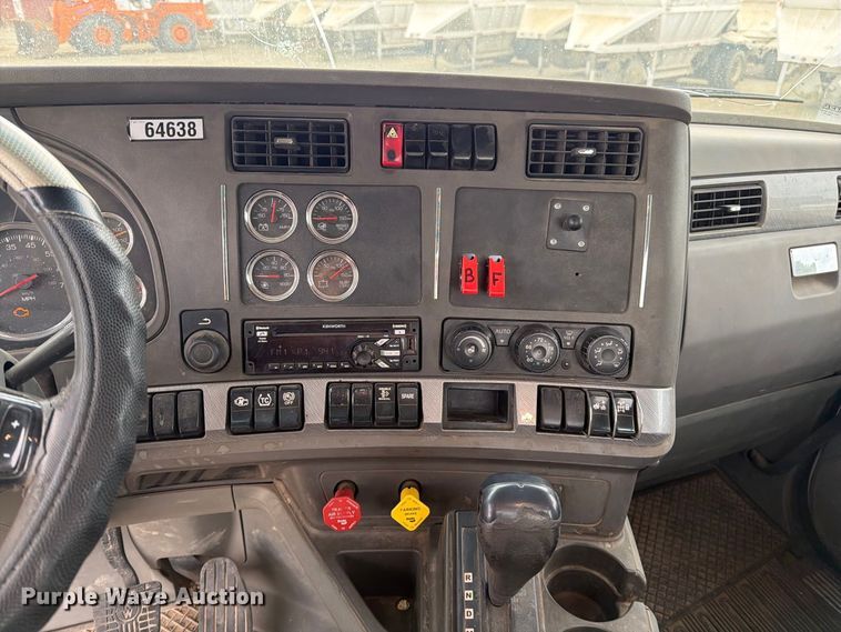 image for item EA0026 2015 Kenworth T680 semi truck