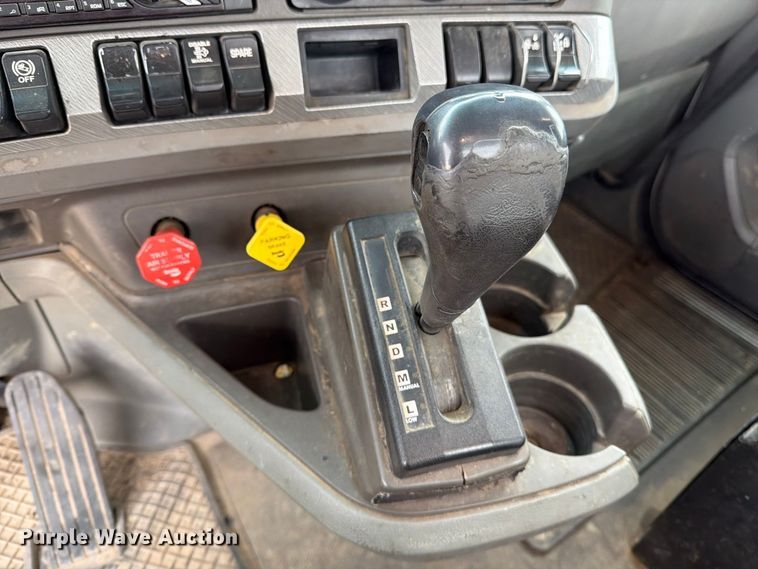 image for item EA0026 2015 Kenworth T680 semi truck