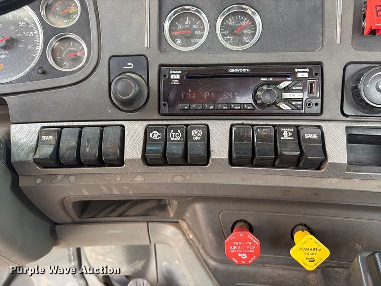 image for item EA0026 2015 Kenworth T680 semi truck