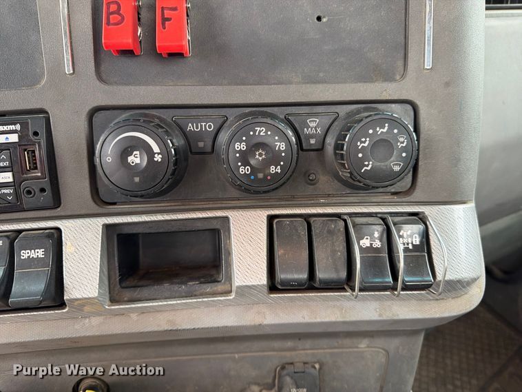 image for item EA0026 2015 Kenworth T680 semi truck