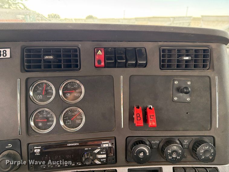 image for item EA0026 2015 Kenworth T680 semi truck