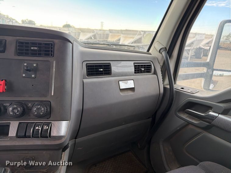 image for item EA0026 2015 Kenworth T680 semi truck