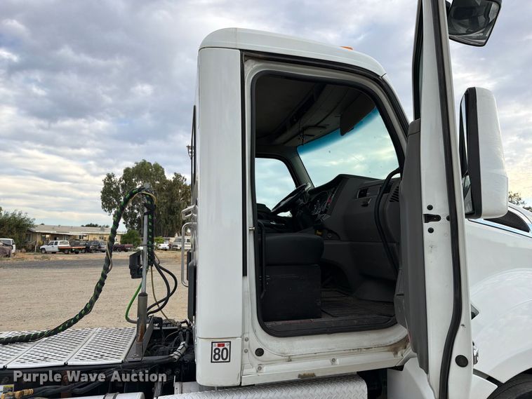 image for item EA0026 2015 Kenworth T680 semi truck