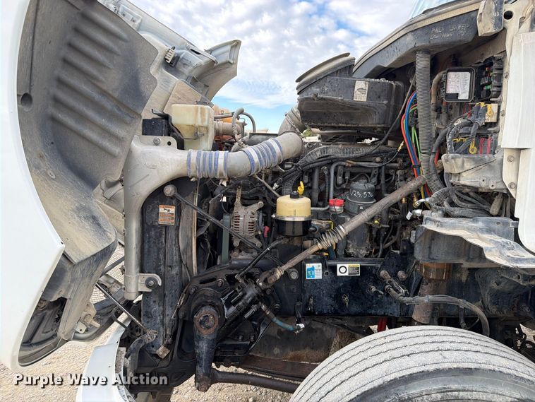 image for item EA0026 2015 Kenworth T680 semi truck