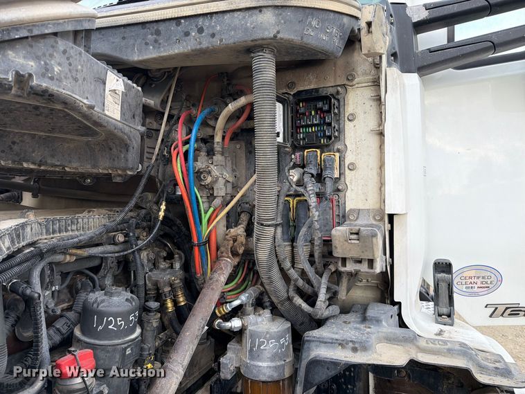 image for item EA0026 2015 Kenworth T680 semi truck