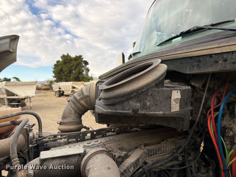 image for item EA0026 2015 Kenworth T680 semi truck
