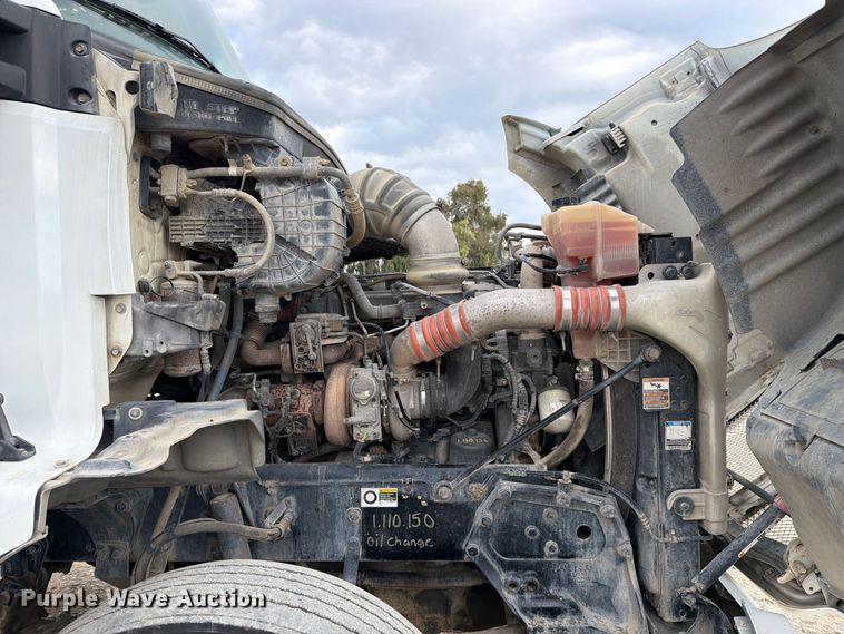 image for item EA0026 2015 Kenworth T680 semi truck