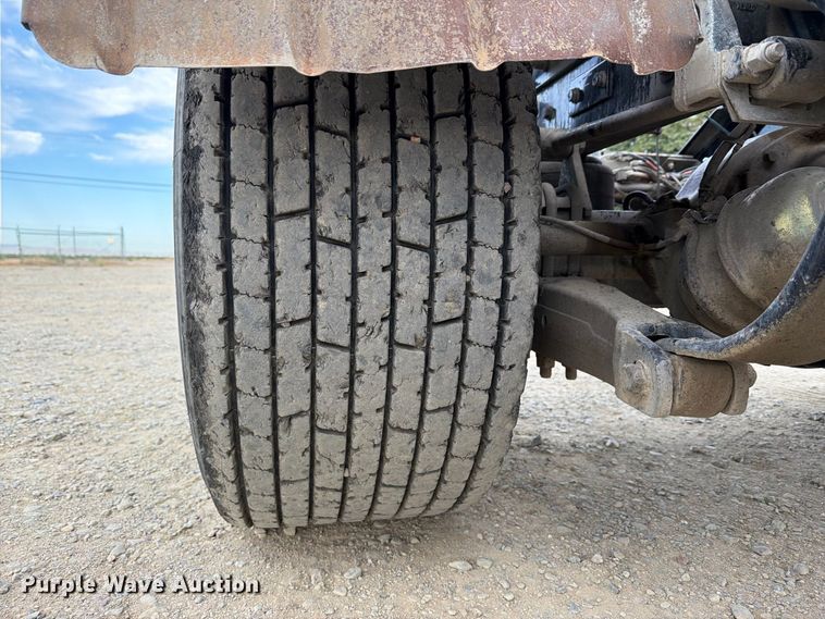 image for item EA0026 2015 Kenworth T680 semi truck