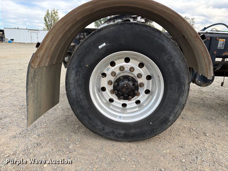 image for item EA0026 2015 Kenworth T680 semi truck