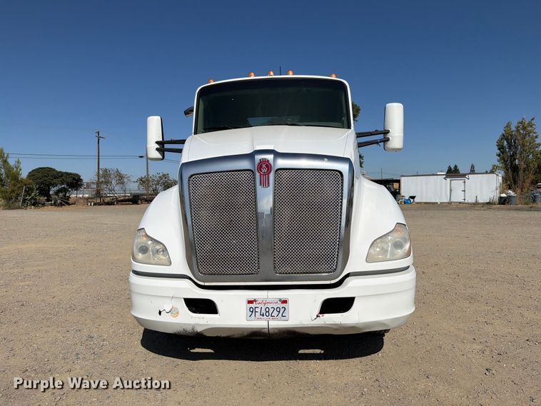 image for item EA0027 2015 Kenworth T680 semi truck