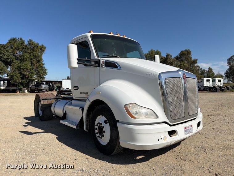 image for item EA0027 2015 Kenworth T680 semi truck