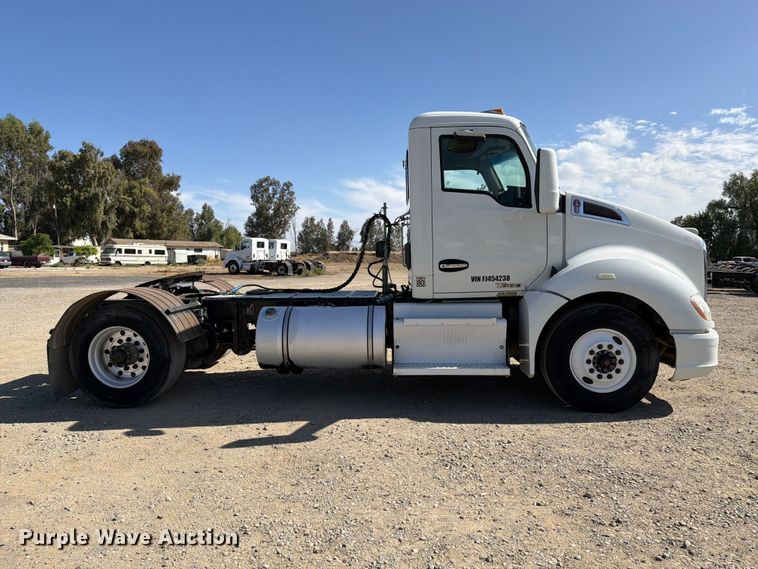 image for item EA0027 2015 Kenworth T680 semi truck