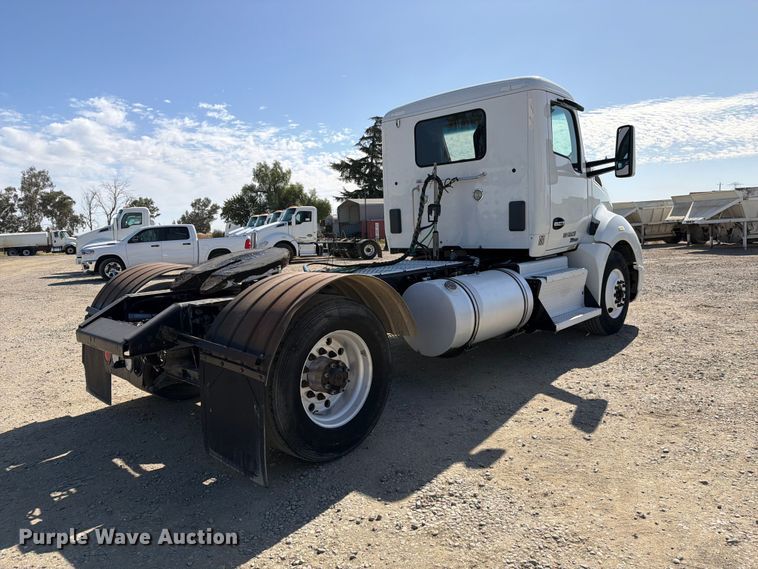 image for item EA0027 2015 Kenworth T680 semi truck