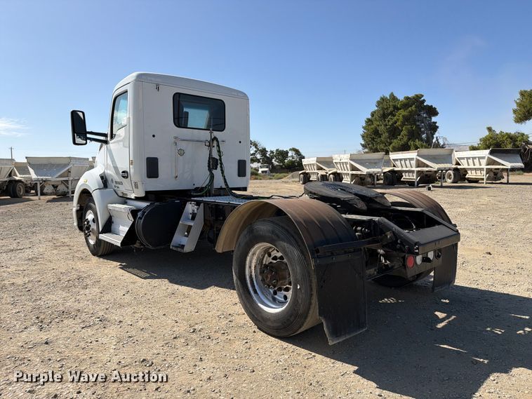 image for item EA0027 2015 Kenworth T680 semi truck