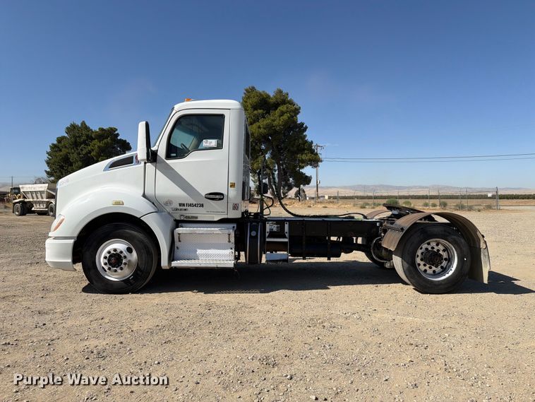image for item EA0027 2015 Kenworth T680 semi truck