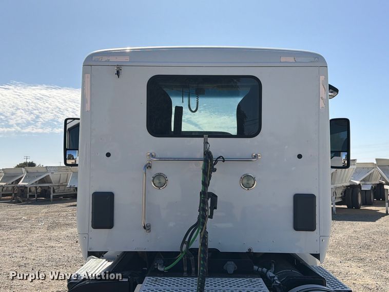 image for item EA0027 2015 Kenworth T680 semi truck