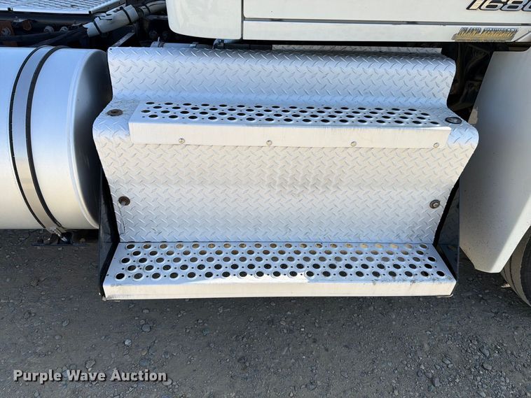 image for item EA0027 2015 Kenworth T680 semi truck