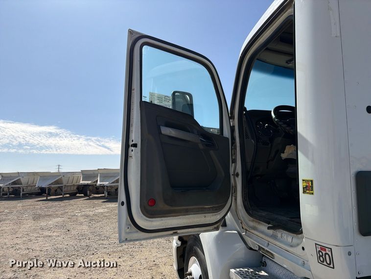 image for item EA0027 2015 Kenworth T680 semi truck