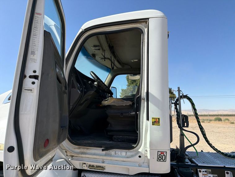 image for item EA0027 2015 Kenworth T680 semi truck