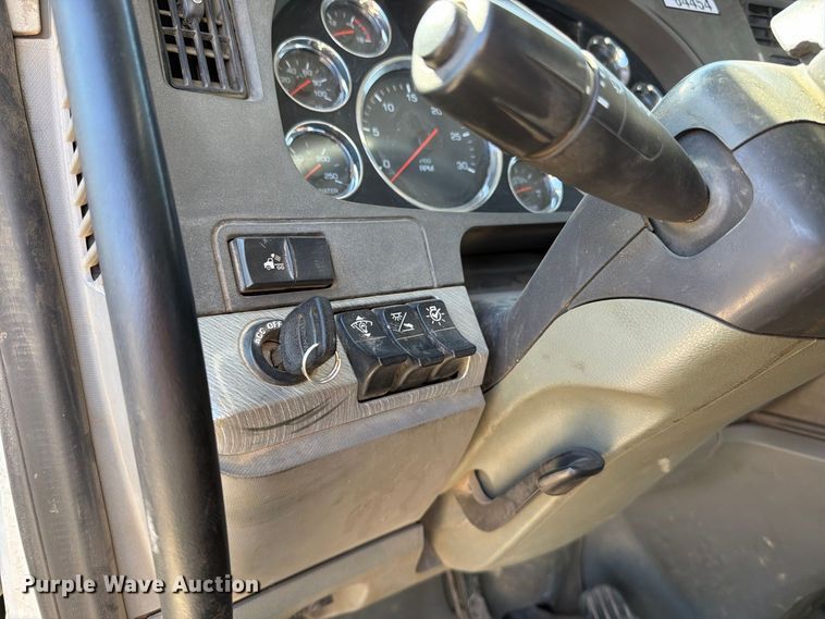 image for item EA0027 2015 Kenworth T680 semi truck