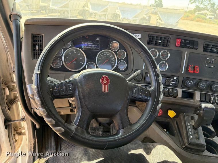 image for item EA0027 2015 Kenworth T680 semi truck