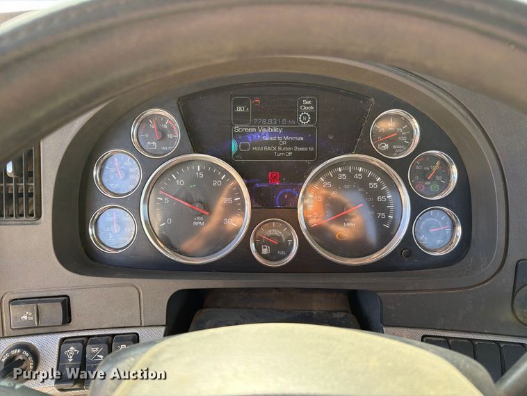 image for item EA0027 2015 Kenworth T680 semi truck