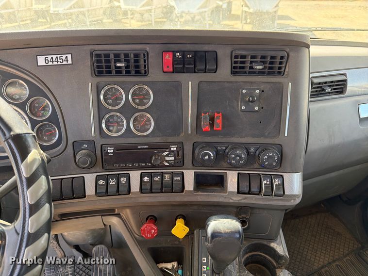 image for item EA0027 2015 Kenworth T680 semi truck
