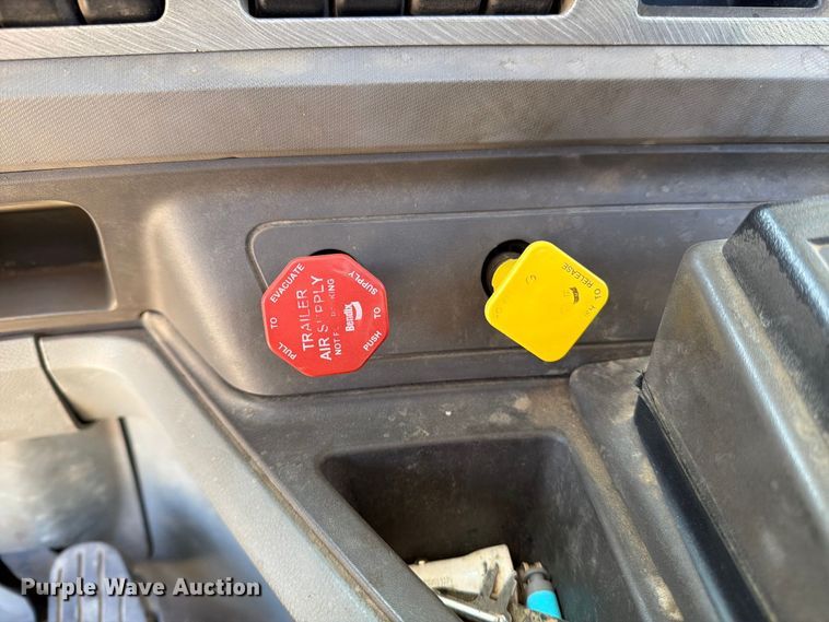 image for item EA0027 2015 Kenworth T680 semi truck