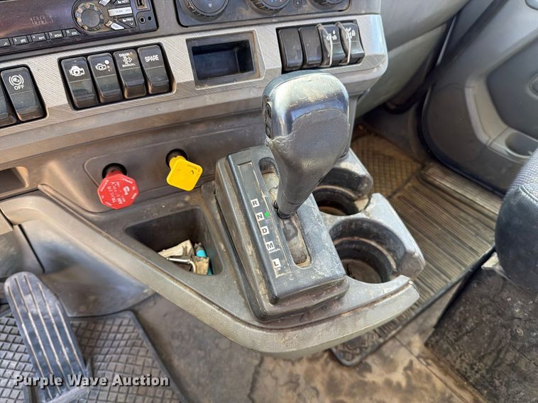 image for item EA0027 2015 Kenworth T680 semi truck